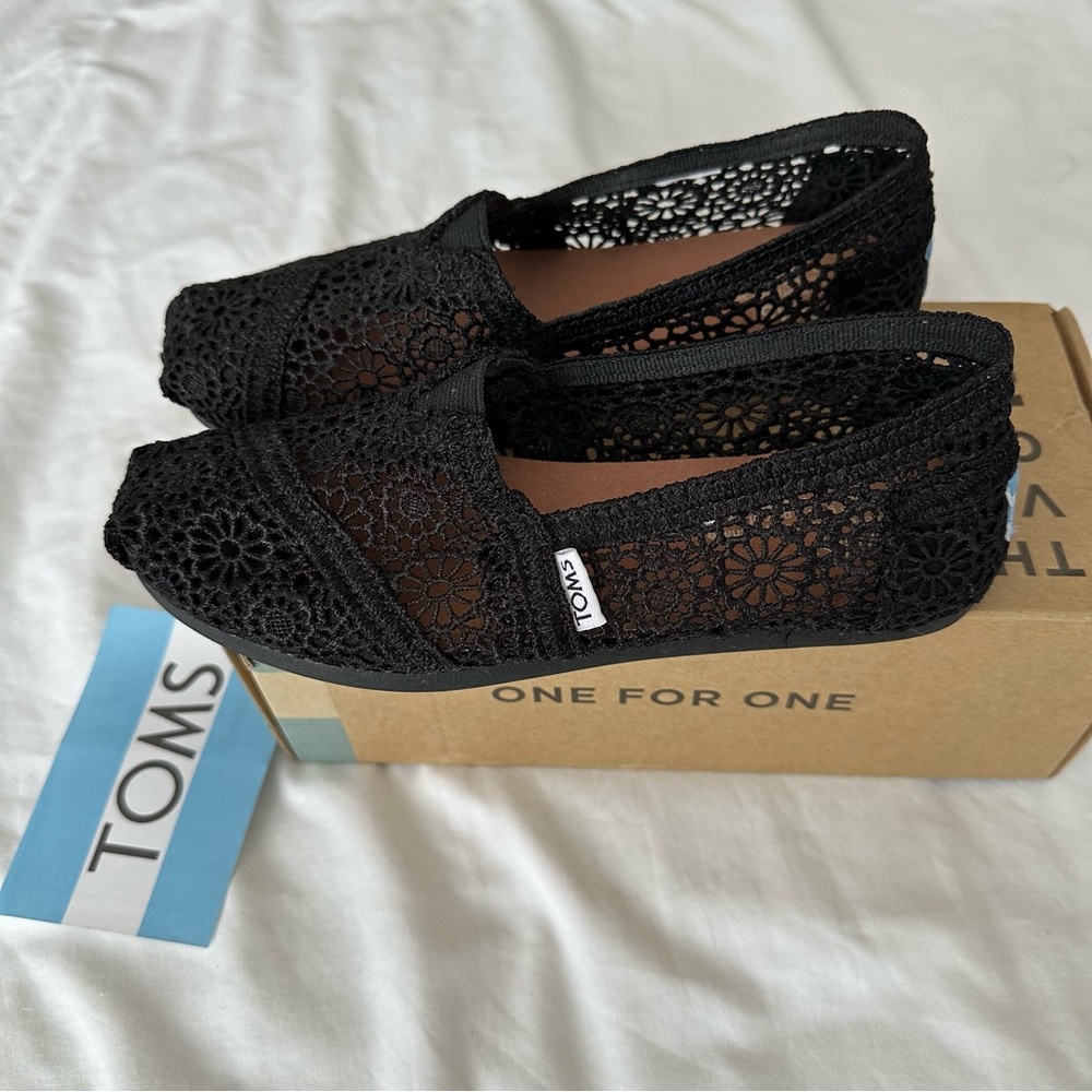 TOMS Womens Natural Moroccan Crochet Flat (size 5)
